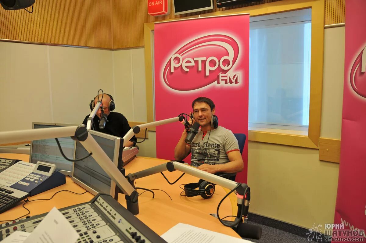 Студия радио маяк. Куда девалось радио фм. Сергей андреевич корнеевский. Таня борисова радиоведущая. Ведущий алло село казак фм николай.