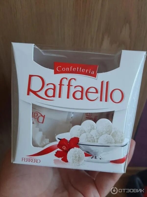 Рафаэлло конфеты. Коробка конфет Рафаэлло. Коробка конфет типа Рафаэлло. Коробка конфет Рафаэлло на столе.