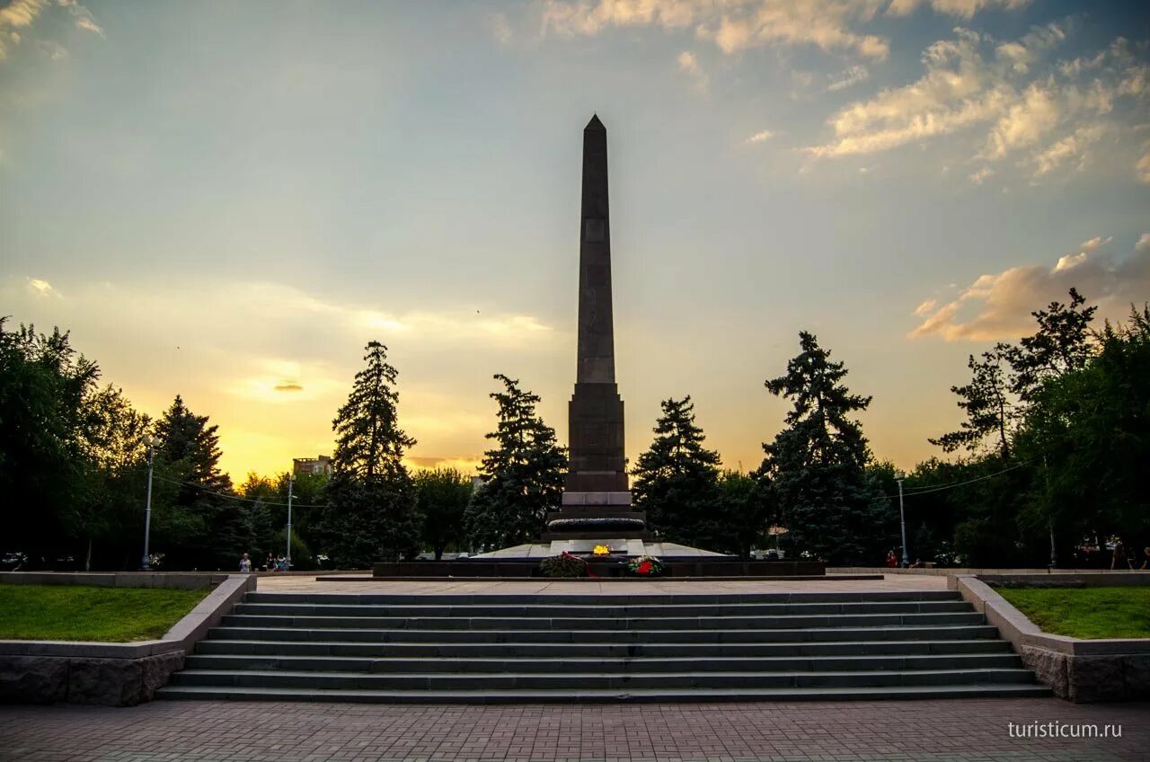 Пл павших борцов. Площадь павших борцов волгоград. обелиск в волгограде аллея героев. аллея павших борцов волгоград. вечный огонь волгоград аллея героев.