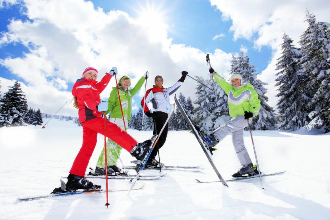 Люди катаются на лыжах. Зимний спорт. Горнолыжный спорт. Кататься на лыжах и коньках.
