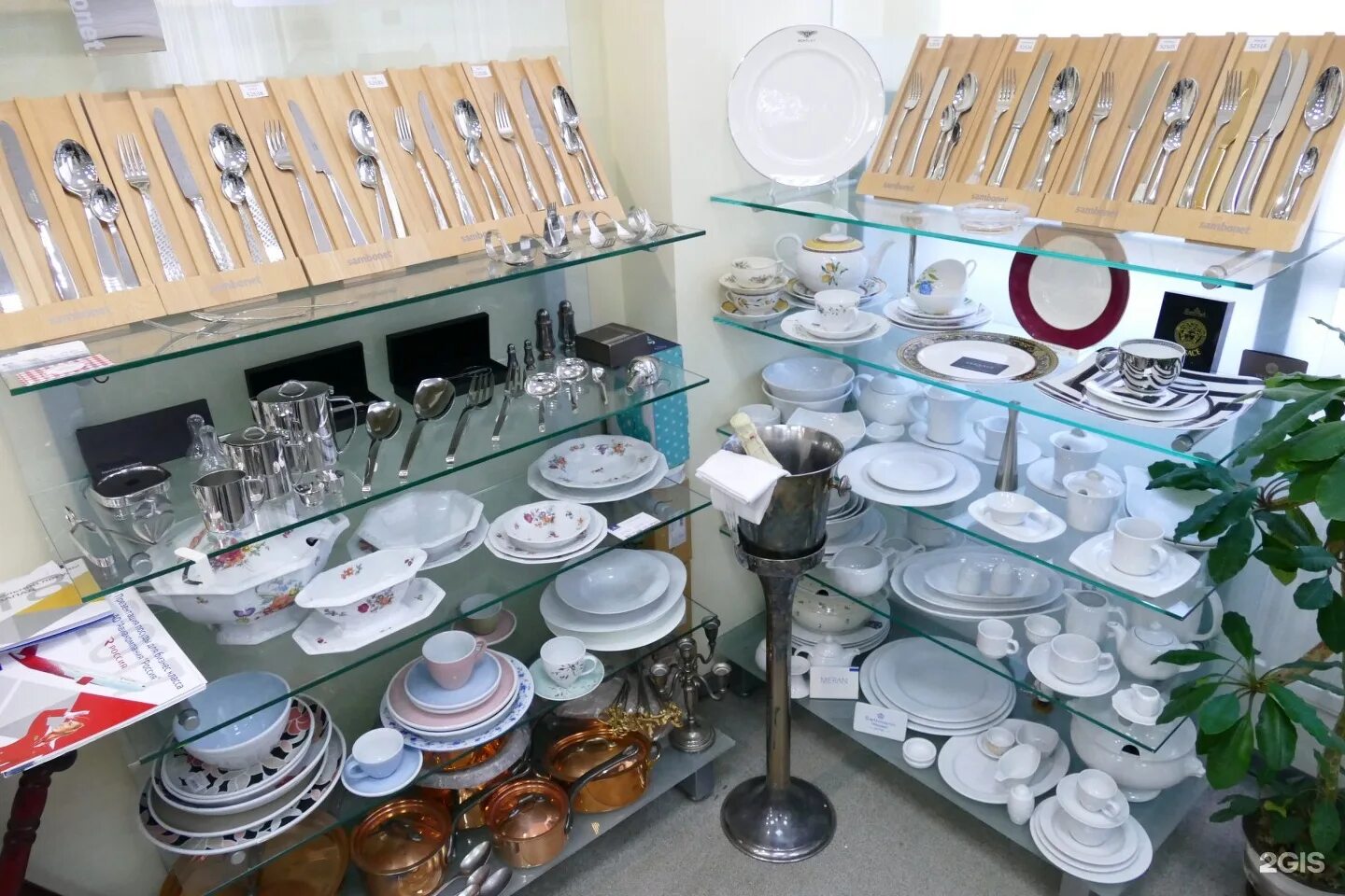 Магазин посуды спб рядом. Магазин посуды спб. Фарфалле магазин посуды. Маленький магазин посуды. Комиссионка посуда.