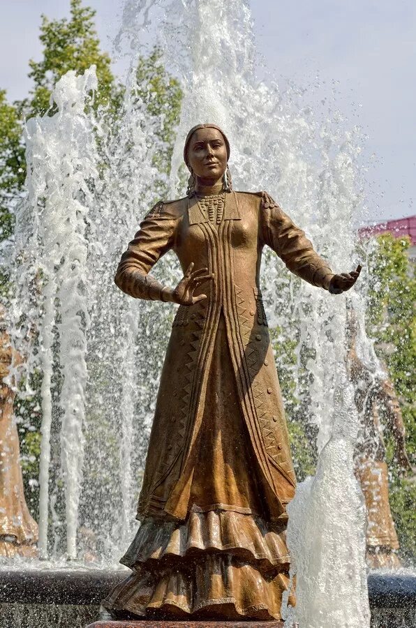 Автор скульптуры семь девушек в уфе. Семь девушек уфа. фонтан 7 девушек. достопримечательности уфы фонтан девушек. скульптура девушки башкирки.