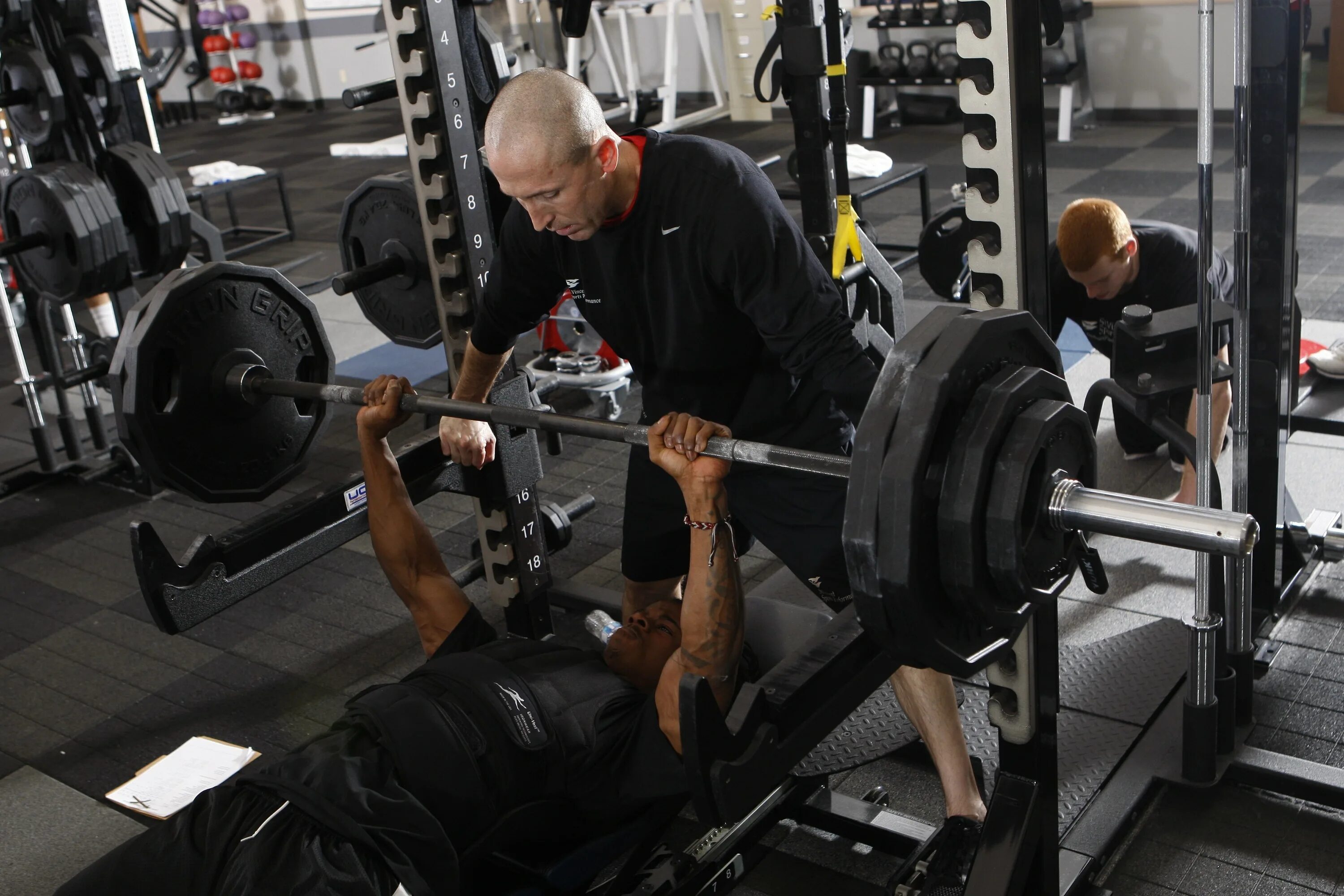 Линдовер жим лёжа. Занятия с тренером в зале. Мужчина занимается спортом. Тяжелая тренировка. The best training.