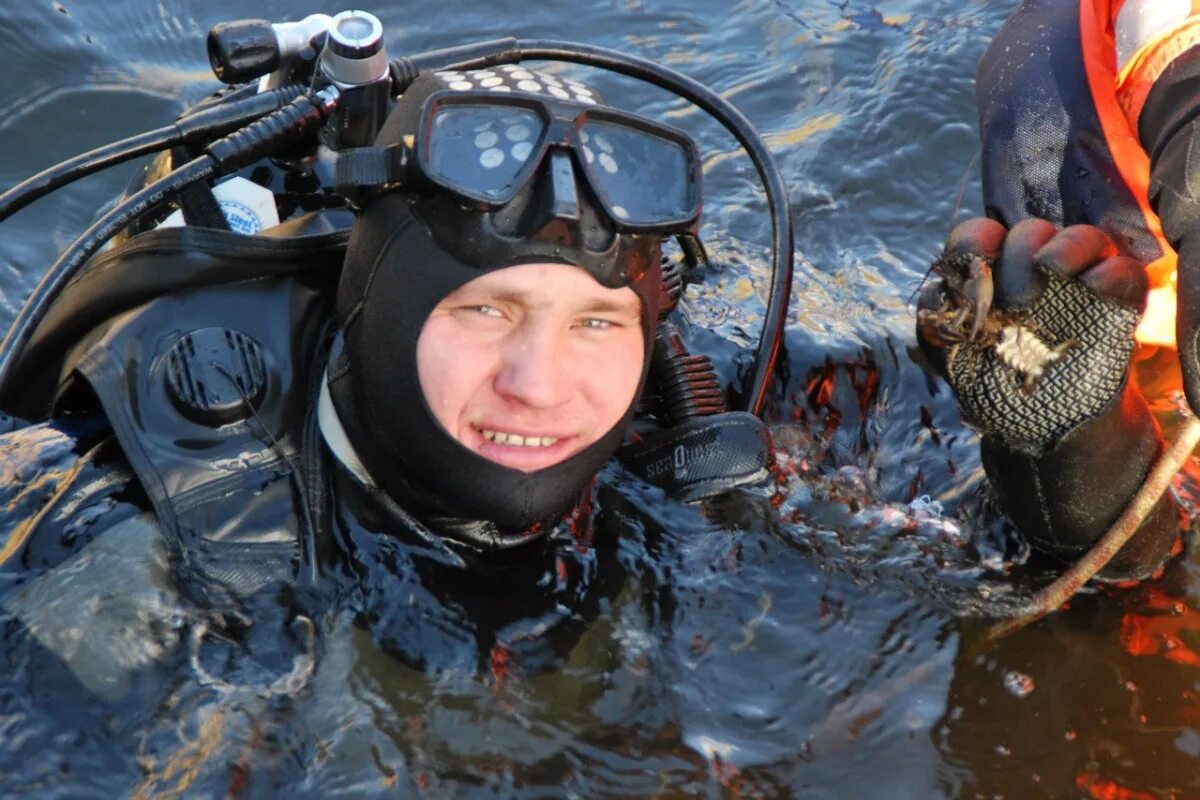 Айс дайвинг на байкале. Спасатель водолаз мчс. "us navy diver"+maui. Каста водолазов. Группа каста песня серёга водолаз.