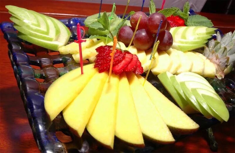 карвинг манго. сервировка манго на стол. фруктовая тарелка с манго. фруктовая тарелка. красиво нарезать ананас и манго.