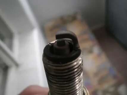 Забрасывает свечу причины