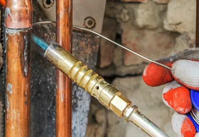 Пайка медных труб мап газом. Сварка меди полуавтоматом. Горелка для пайки меди с кислородом твердым припоем. Соединение труб низкотемпературной пайкой. Зачистка для медных труб под пайку.