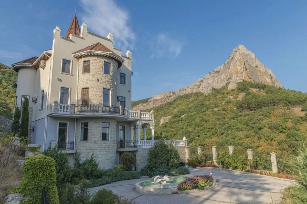 Россия республика крым городской округ судак хвоя. Отель империал судак. Гостевой дом поселок рыбачье крым. Замок в солнечной долине крым. Тихая гавань отель крым.