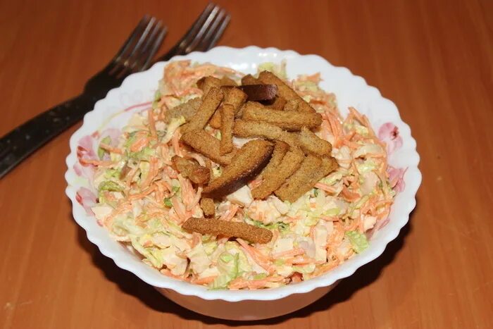 Салат с капустой сухариками и грудкой. Салат с капустой и копченой курицей и сухариками. салат из пекинской капусты с копченой курицей и сухариками. салат с пекинской капустой и копченой курицей и сухариками. салат с сухариками и копченой грудкой и корейской морковкой.