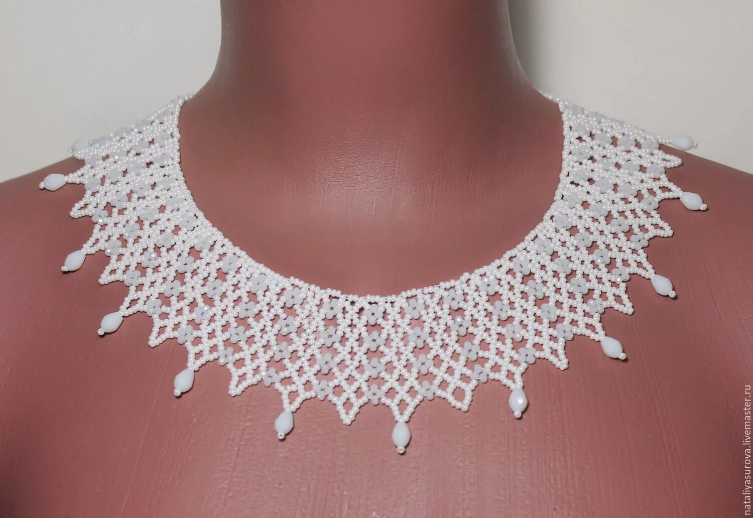 Воротник из бисера. Колье воротник из бусин. Колье воротник бисер. Воротник из бисера. Бисер воротнички.
