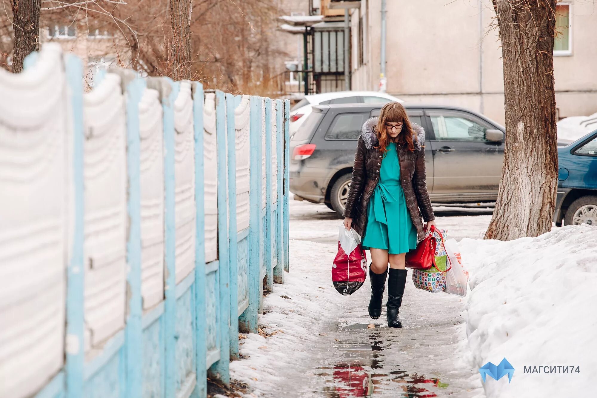 Девка помогла и. Девушка с тяжелыми сумками. Женщины зимой на улице. Зима улица женщины. Девушка зимой.