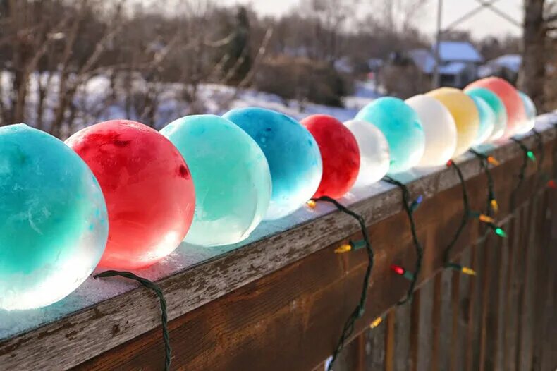 Воздух украшен. Цветные ледяные шары. Цветные ледяные шары из воздушных шариков. Цветной лед для улицы. Фигуры из ледяных шаров.