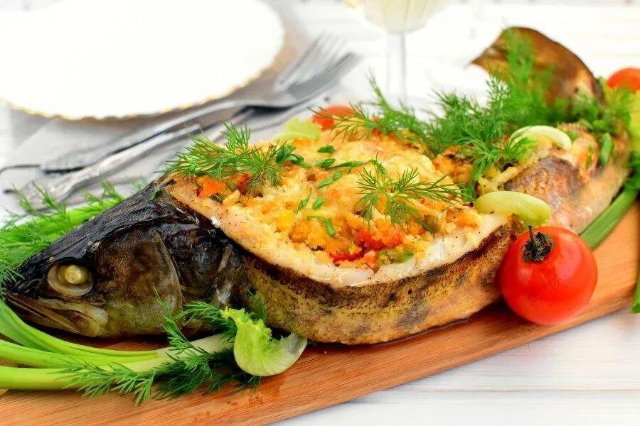 Судак по московски. Судак под соусом. Рыба запеченная в сметанном соусе. Судак запеченный в духовке с картофелем. Судак рыба блюдо.