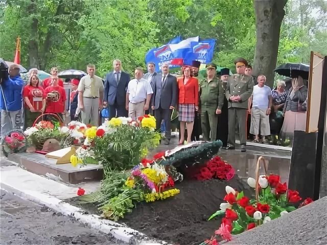 Мемориал Свердловский район Змиевка. Мемориал Скорбящая мать Змиевка. Змиёвка Орловская область. Поселок Змиевка Свердловского района Орловской области.