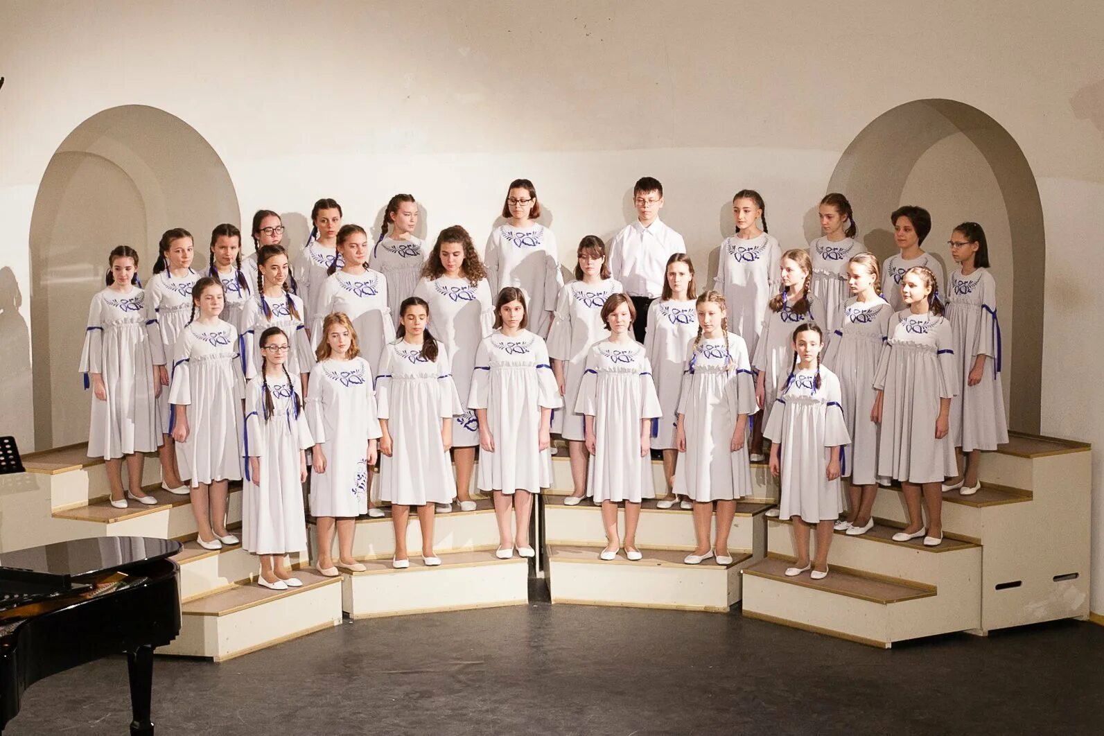Сценические костюмы для детского хора. Хор. Костюм хор дети. Современный хор детей. Современный хор детей.