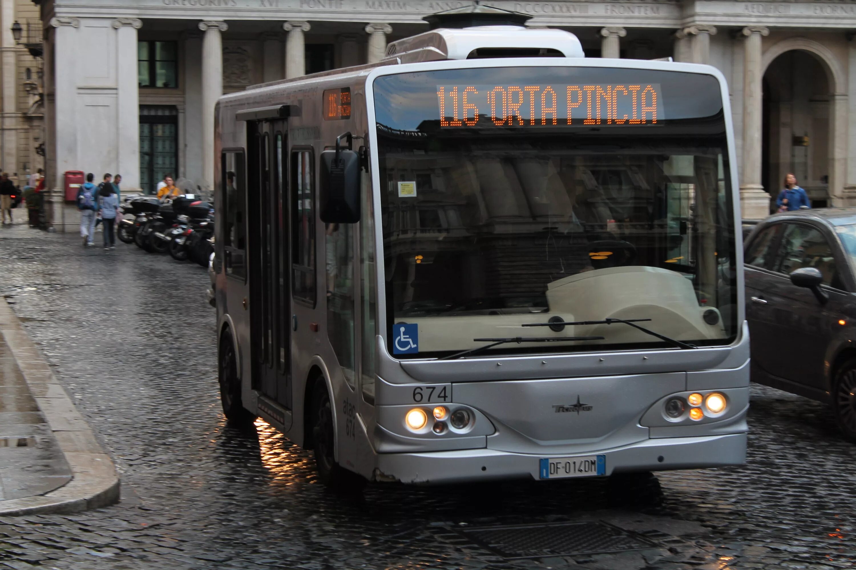 Rome bus. Автобус hop on hop off. Hop on hop off bus rome. Автобусный тур ватикан. City sightseeing вектор.