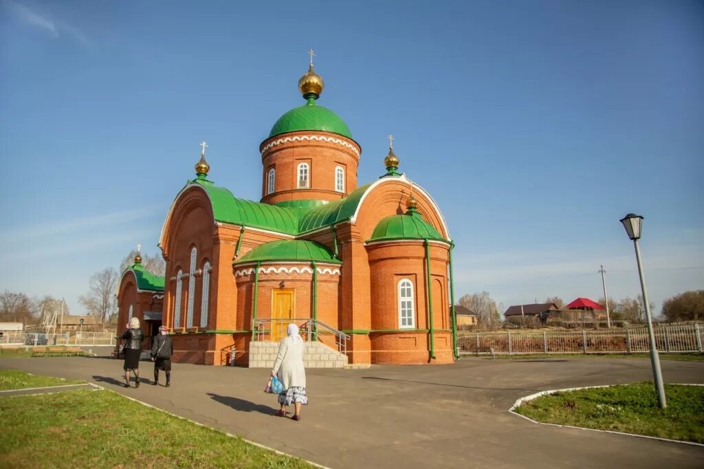 Свято троицкий храм село. Храм Воскресения Христова Кизнер. Храм село Кизнер. Церковь Воскресения Христова, село Кизнер. Храм Святой Троицы Кизнер.