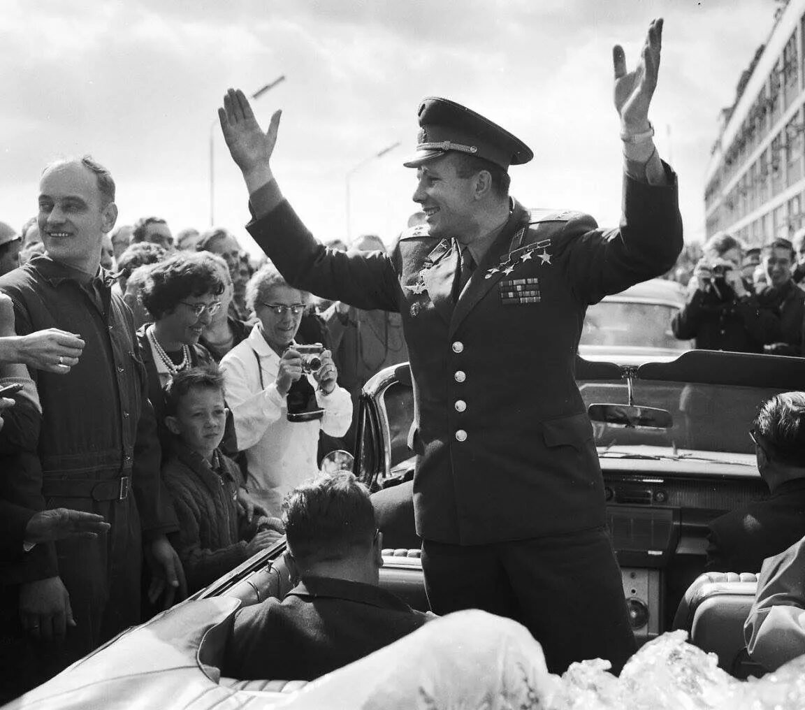 Гагарин во время войны. Гагарин 1962. Гагарин за границей. Встреча Гагарина с людьми.