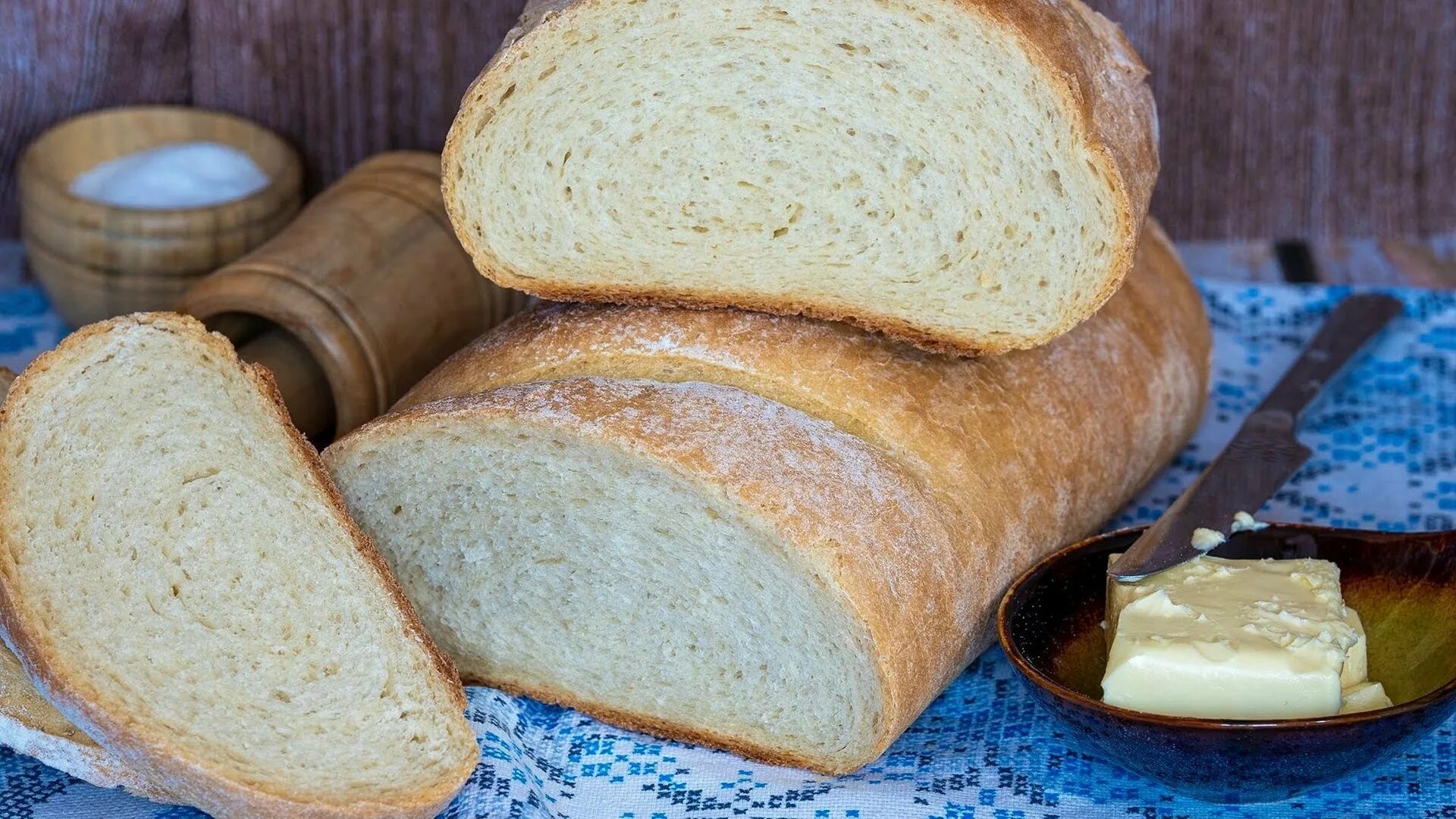 Приготовить простой хлеб. Хлеб пшеничный домашний. Хлеб пшеничный дрожжевой. Хлебобулочные изделия из пшеничной муки. Пшеничный хлеб в духовке.