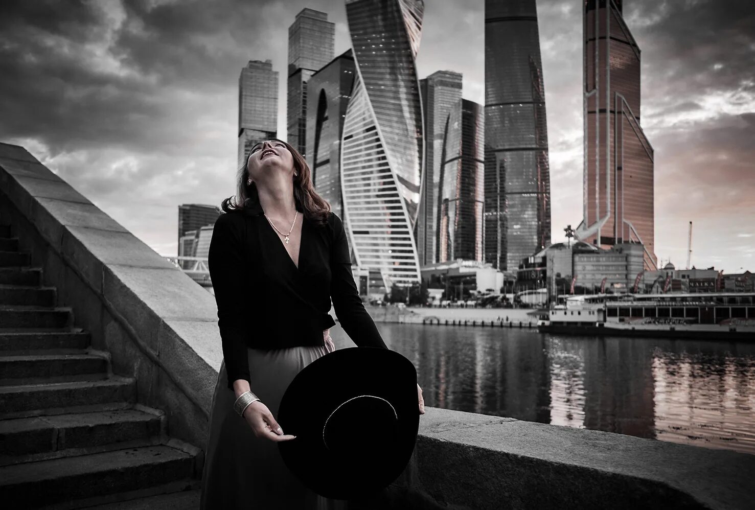Москва сити фото людей. Девушка на фоне Москва Сити. Фотосессия на фоне небоскребов. Фотопроект город. Блондинка на фоне Москва Сити.