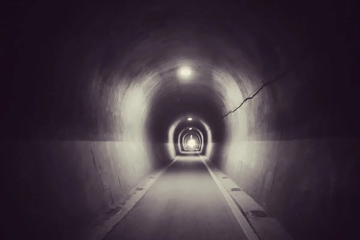 Туннели читать. Подземный тоннель. Пешеходные тоннели линейные. Страговский туннель. Тоннель бунд.