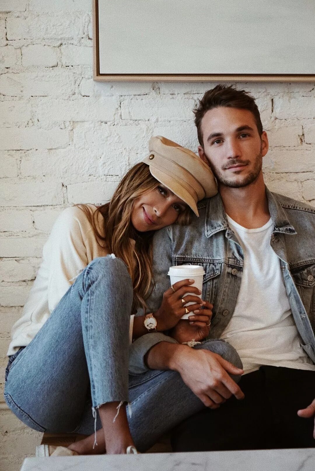 Стильные парень и девушка. Фотосессия пары. Стиль влюбленных. Парижский гаврош стиль. Стильная пара.