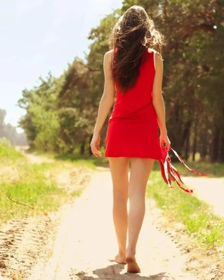 Девочка босиком в деревне. Босая девушка в красном платье. Босые девушки. Где же ты девчонка босоногая моя. Где же ты девчонка босоногая моя.