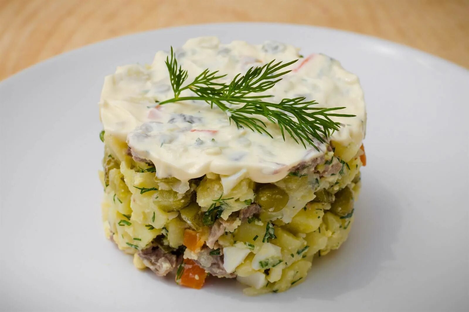 Оливье с корнишонами. Салат столичный с курицей. Гора оливье. Салат салат "оливье с мясом". Классический оливье с мясом.