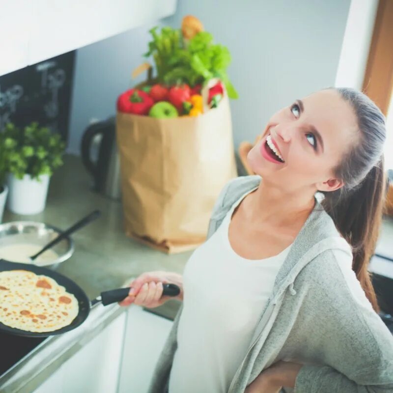 Мама готовит блины. Девушка готовит блины. Фотосессия девушка со сковородкой печет блины. Спортивная девушка готовит панкейки. Фото девушки готовящей блины.