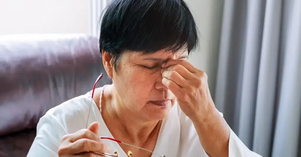 Человек страдающий анемией. Заболевания при анемии. Железонедостаточная анемия симптомы. Низкий гемоглобин анемия. Анемия у женщин.