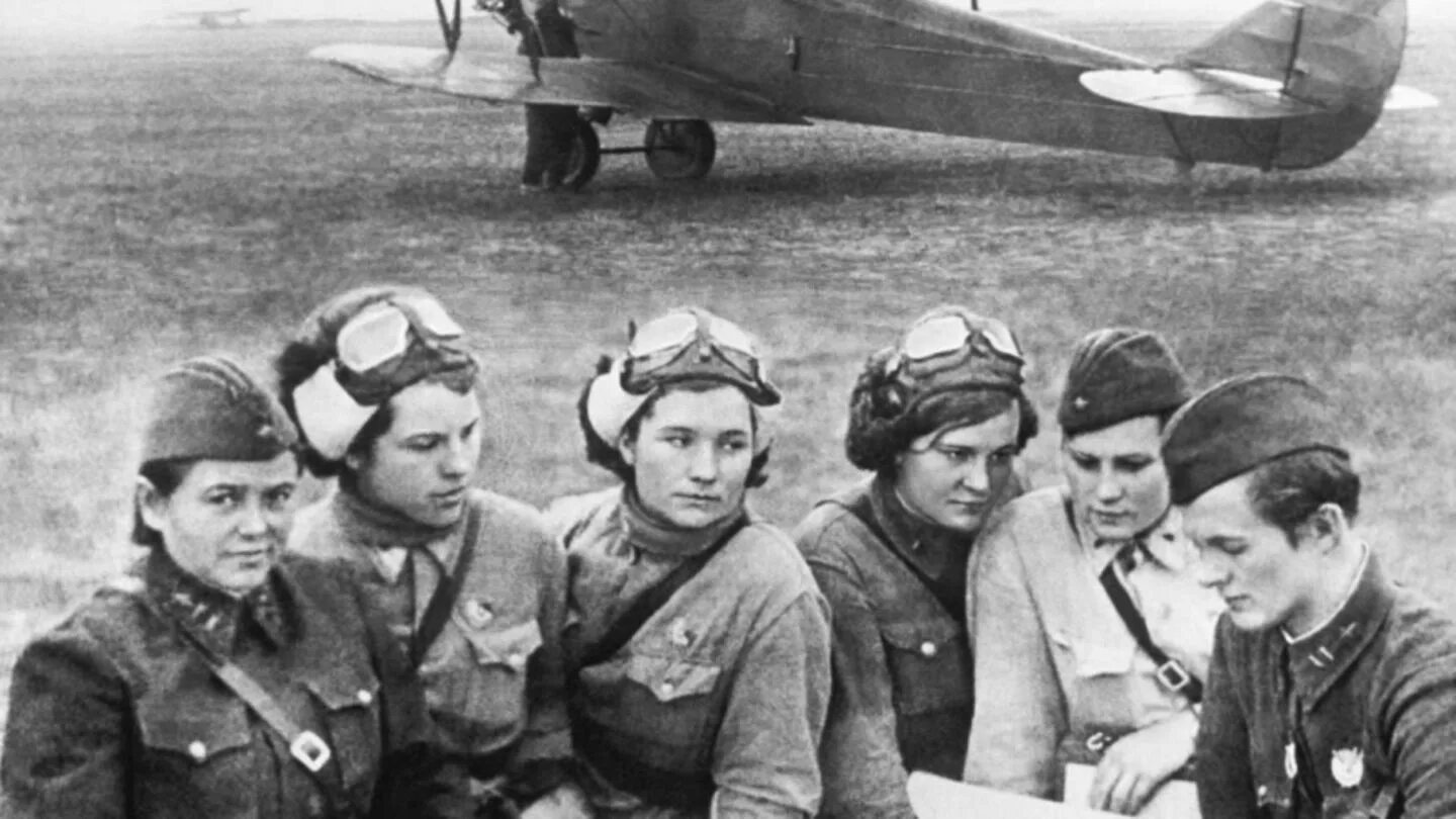 Лётчицы 46 гвардейского авиационного полка. Авиационный полк вов. 586 истребительный авиаполк. "ночные ведьмы" 46-й гвардейский авиаполк. Женский истребительный авиаполк.