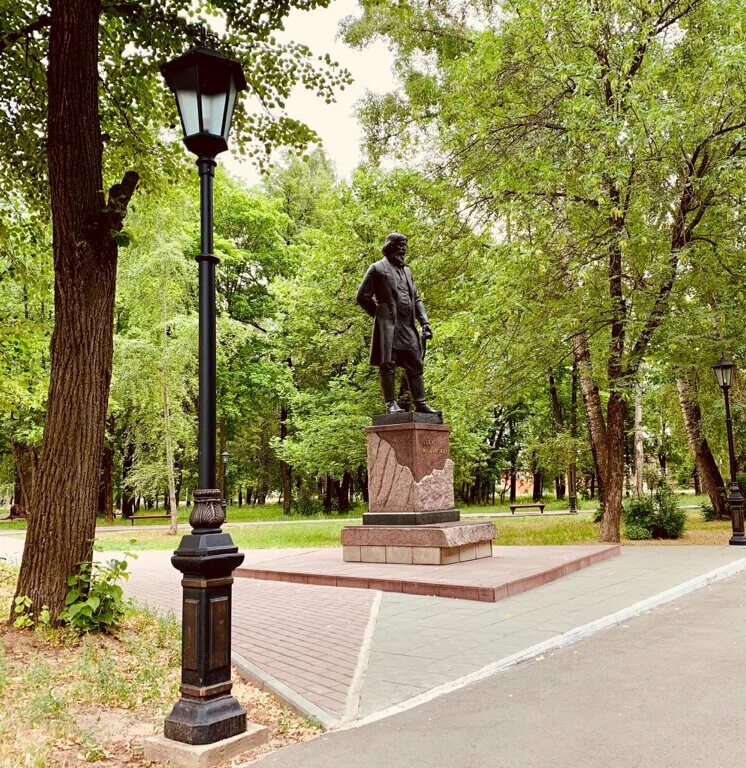 Мальцов гусь хрустальный. Памятник акиму мальцову. Памятник акиму васильевичу мальцову. Памятник акиму мальцову в гусь хрустальном. Памятник акиму мальцову в гусь хрустальном.