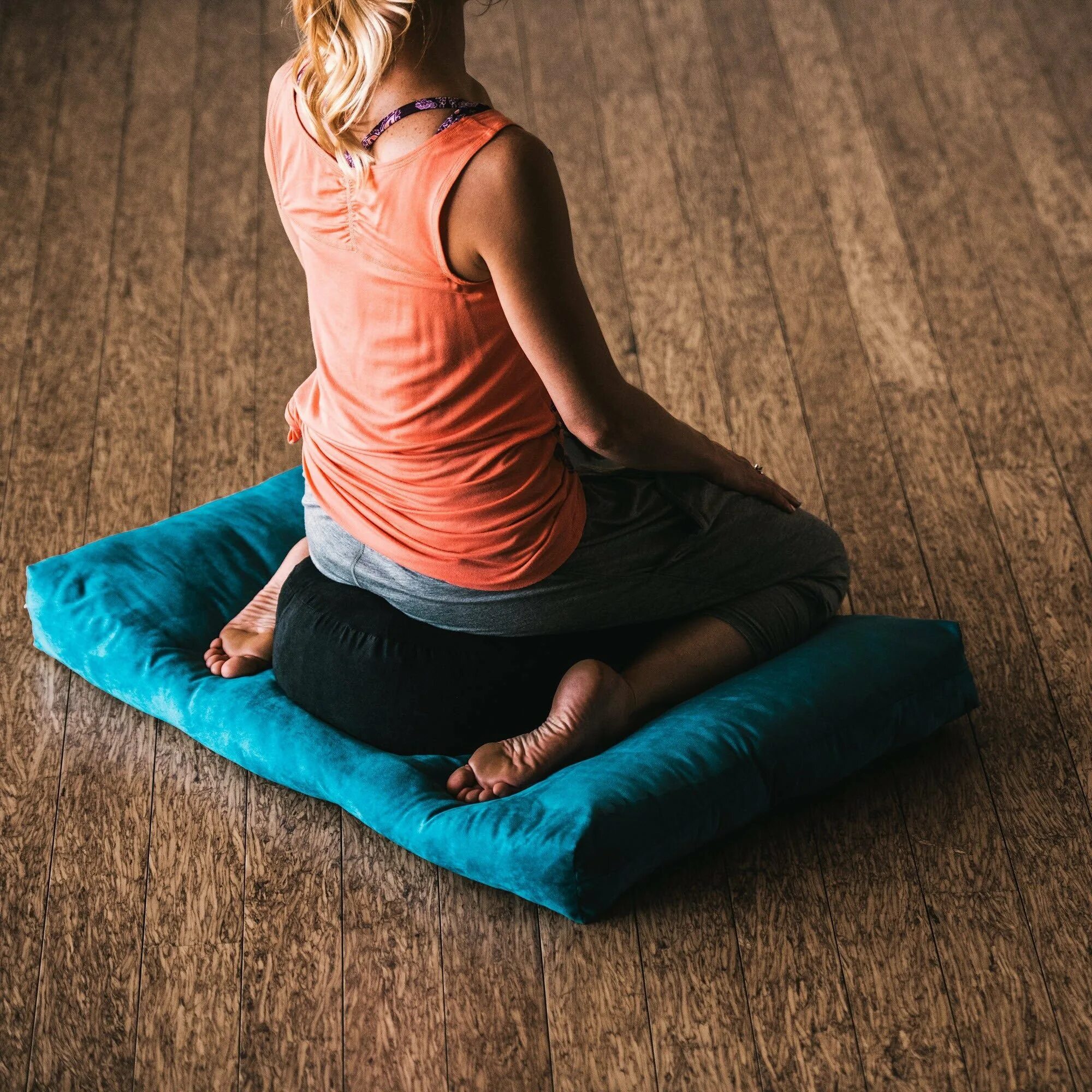 Позы для медитации. Правильная поза для медитации. Подушка для занятий йогой. Медитация сидя.