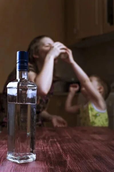 Алкоголизм родителей. Семья алкоголиков. Алкоголизм родителей. Мама алкоголичка. Мама алкоголичка.