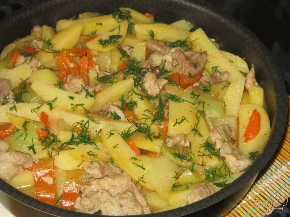 Картошка с кабачками в казане. Овощное рагу с кабачками и картошкой. Овощное рагу с мясом и картошкой. Рагу из овощей с кабачками и картошкой и мясом. Овощное рагу со свининой в духовке.