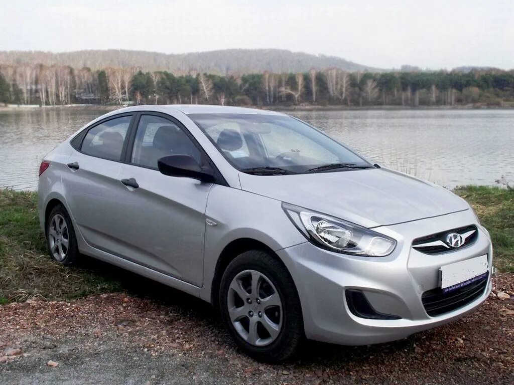 Хундай Солярис серебристый. Hyundai Solaris 2015. Hyundai Solaris серебристый металлик. Hyundai Solaris 2012.