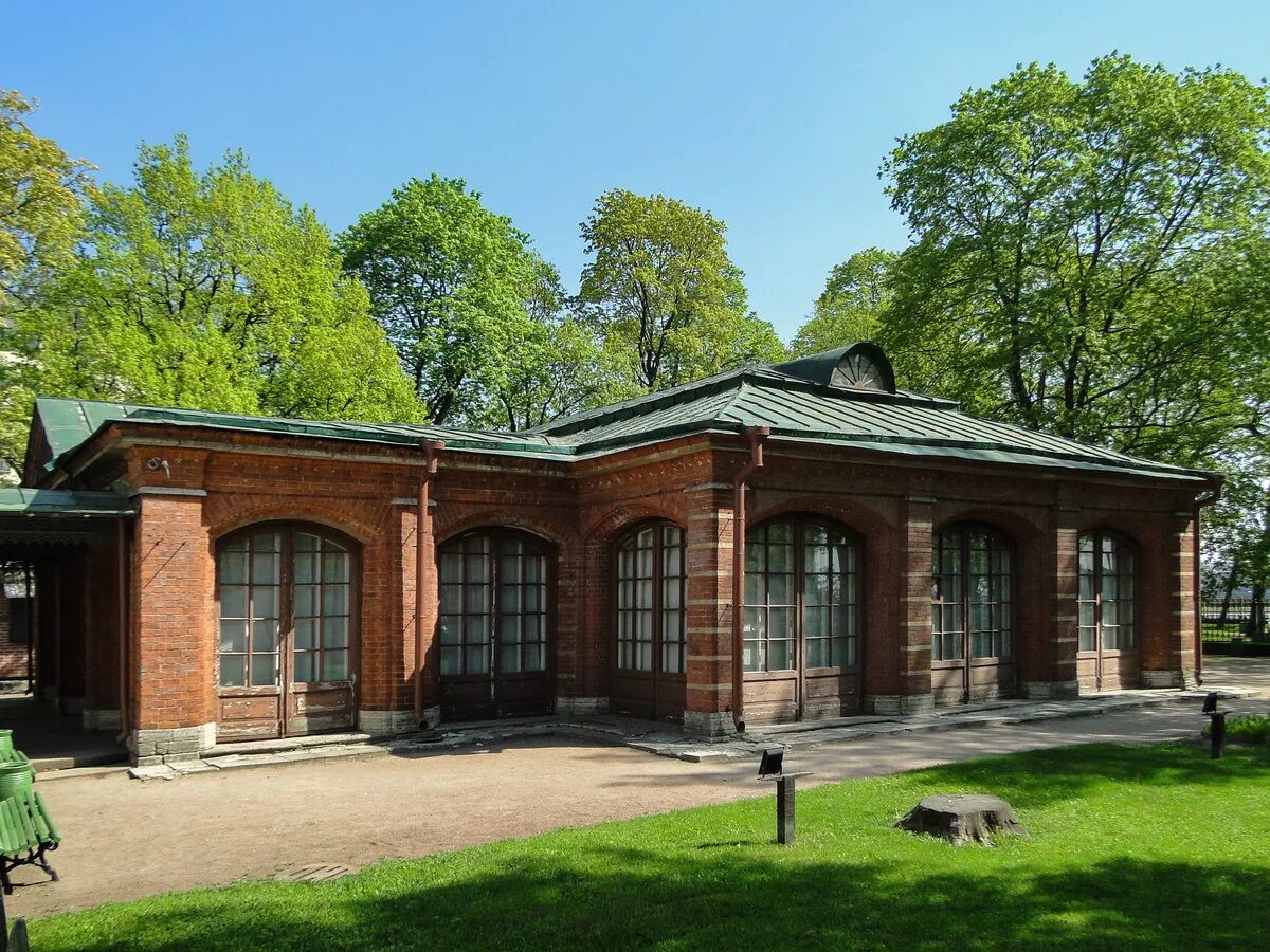 Первые дома санкт петербурга. Домик Петра i (Санкт-Петербург). Музей домик Петра 1 в Санкт-Петербурге. Первоначальный дворец домик Петра i в Петербурге. Летний домик Петра 1 в Санкт-Петербурге.