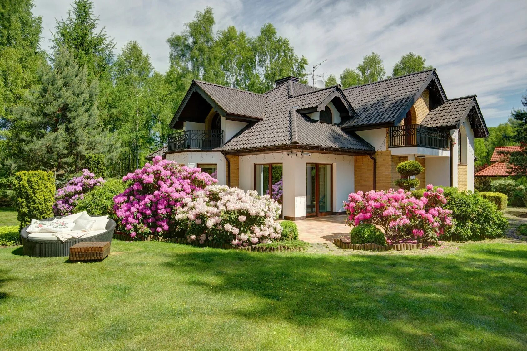 Красивый домик с садом. Дом в саду. Красивая дача. Красивый загородный дом с садом.