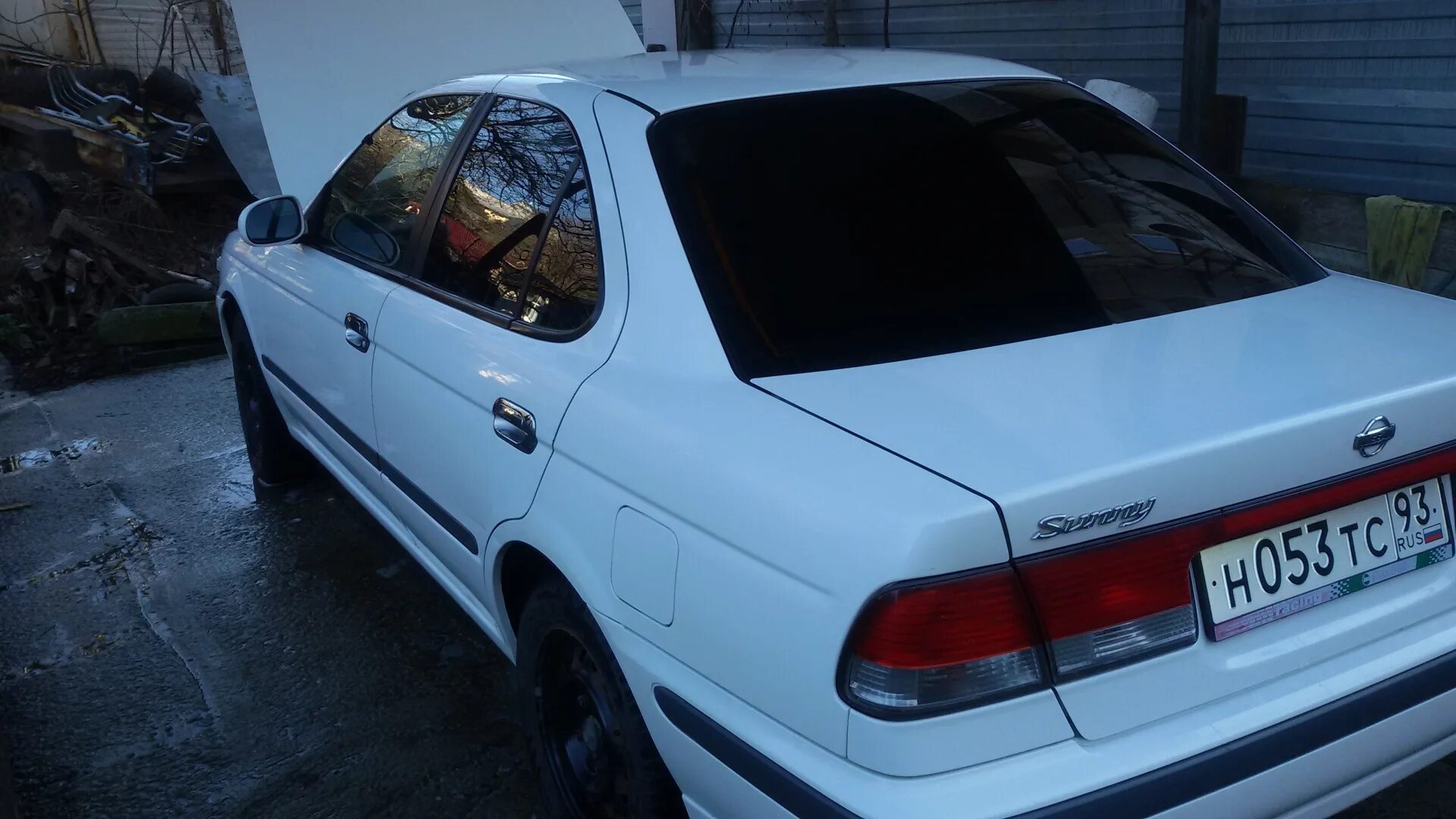 Ниссан санни. Кузов nissan sunny fb15. Ниссан sunny b15. Ниссан санни в15. Ниссан санни край.