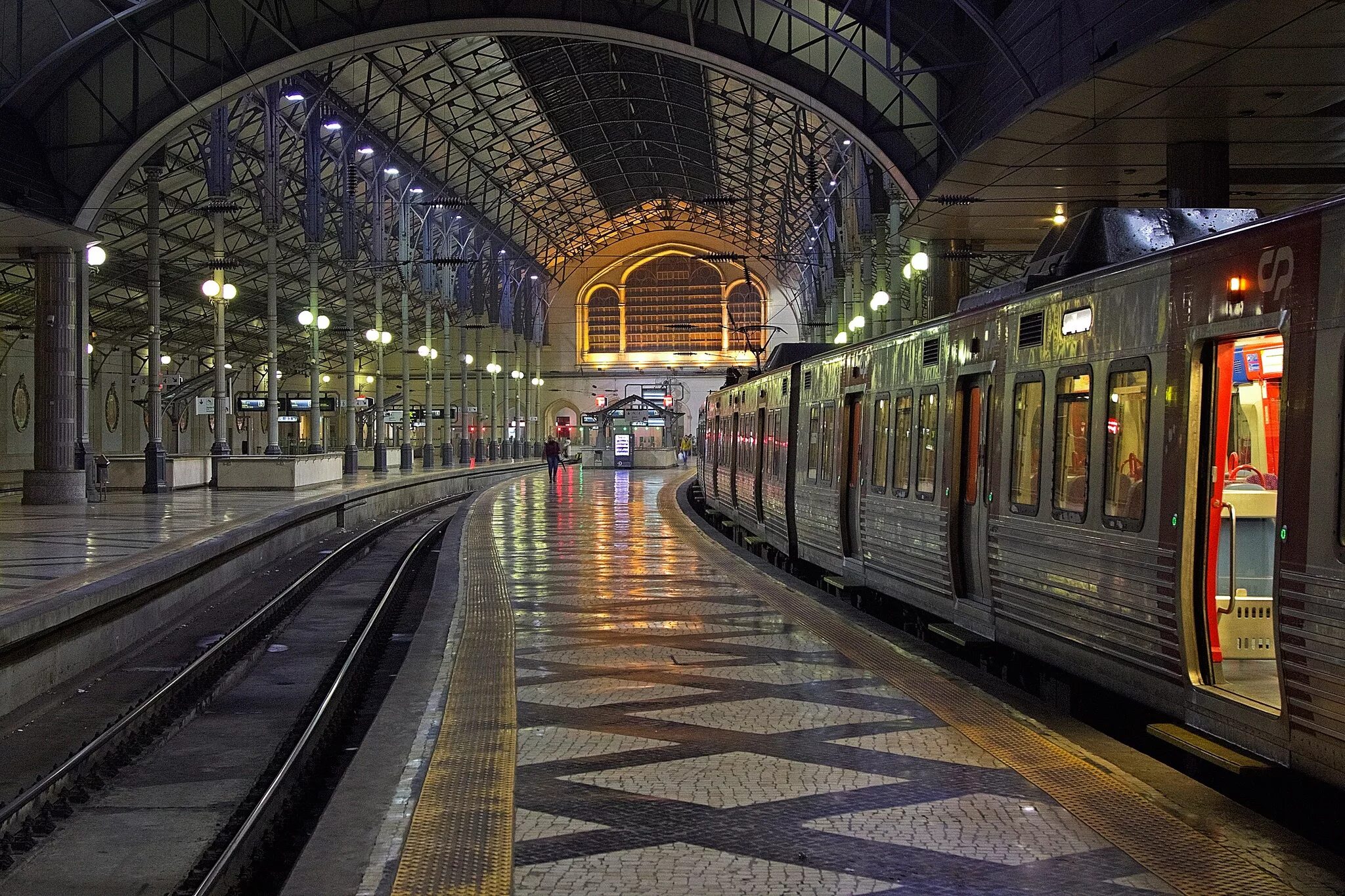 Вокзал перевод. Вокзал Росиу Лиссабон. Железнодорожная станция Россио (Лиссабон, Португалия).. Rossio вокзал. Железнодорожный вокзал Тегеран.