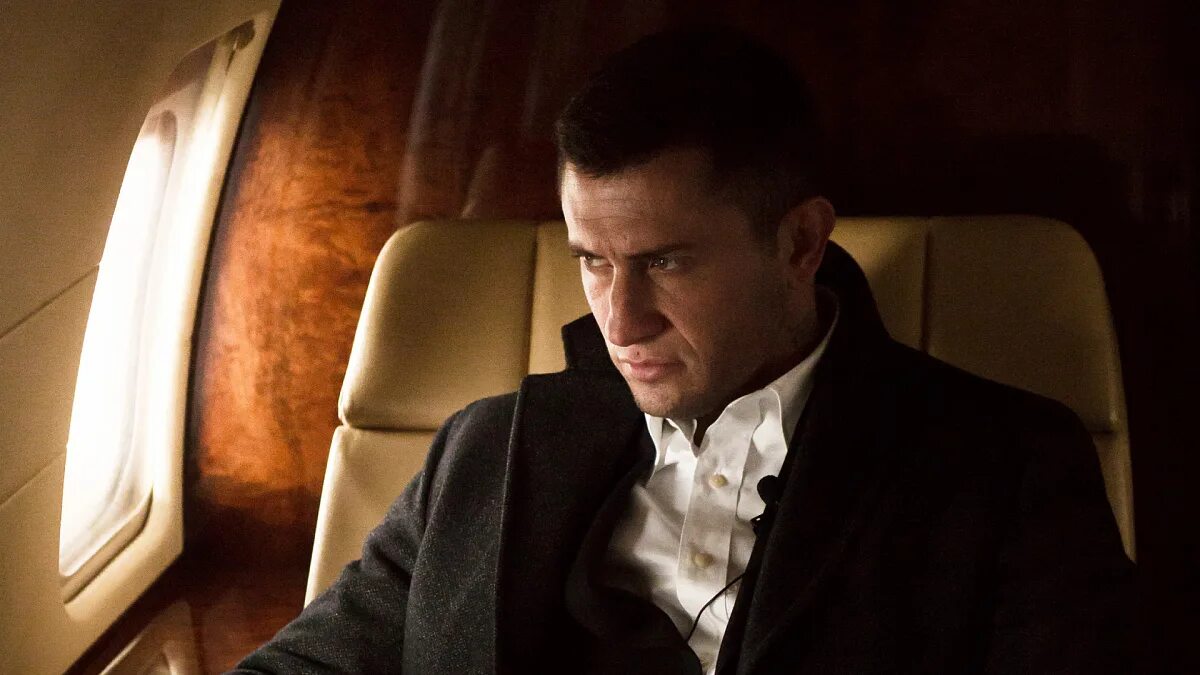 По вызову с прилучным. Павел прилучный сериалы 2025. павел прилучный в сериале жизнь по вызову. павел прилучный 2025 жизнь по вызову. рынок шкур сериал 2025 павел прилучный.