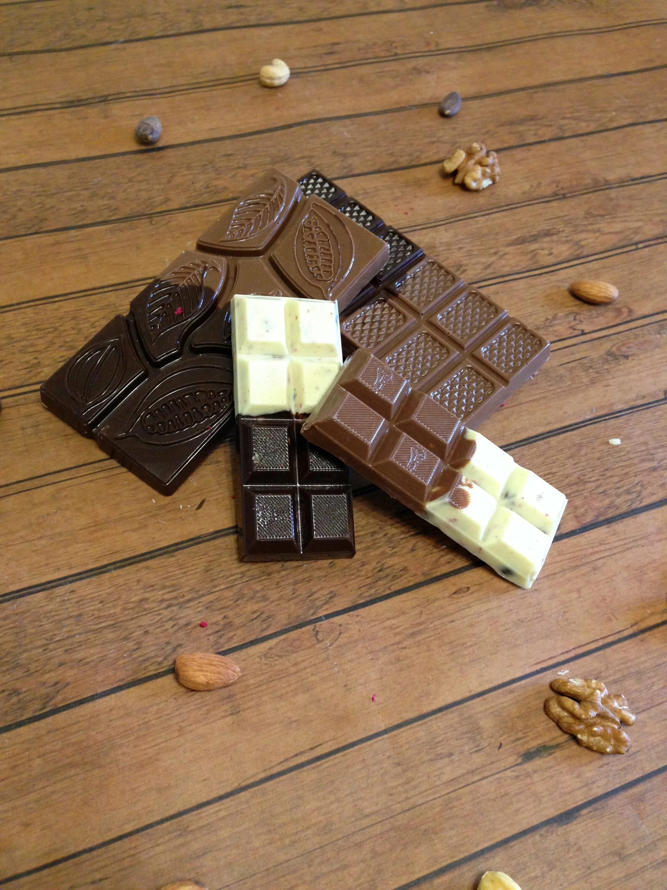 Три плитки шоколада. Плитка шоколада. Шоколадка плитка. Небольшие шоколадки. Плиточный шоколад.