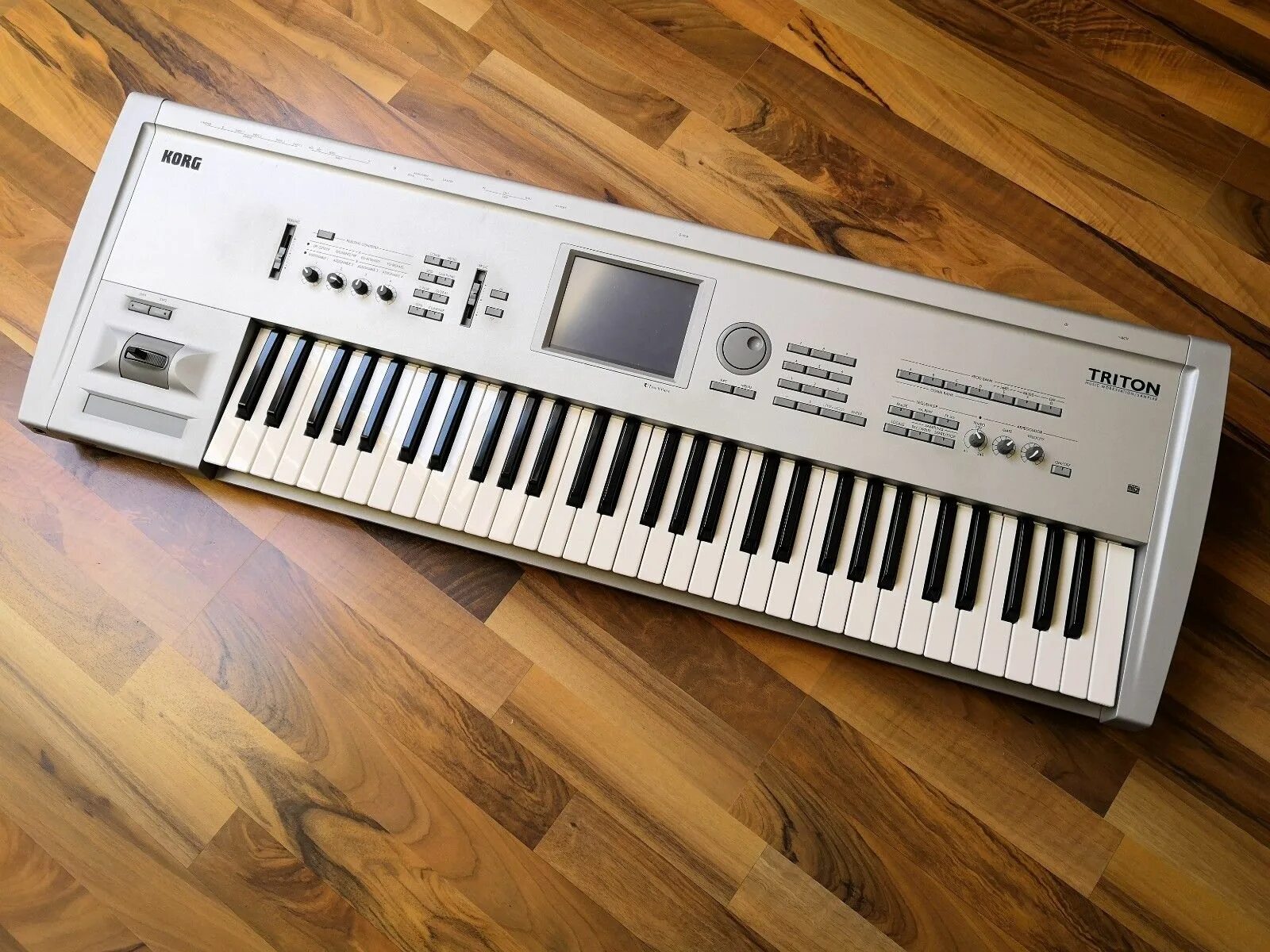 Korg triton le 61. Синтезатор korg triton. Korg triton extreme. Korg triton le 61. Синтезатор корг тритон студио.