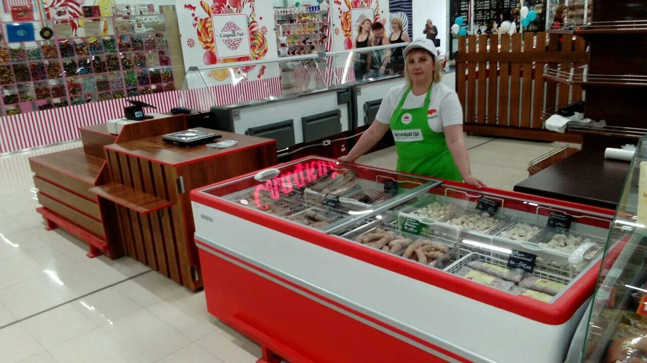 Фасад магазина продукты. Волочаевская 15 омск. Магазин настоящий хороший. Магазин настоящий хороший. Вывеска пивного магазина.