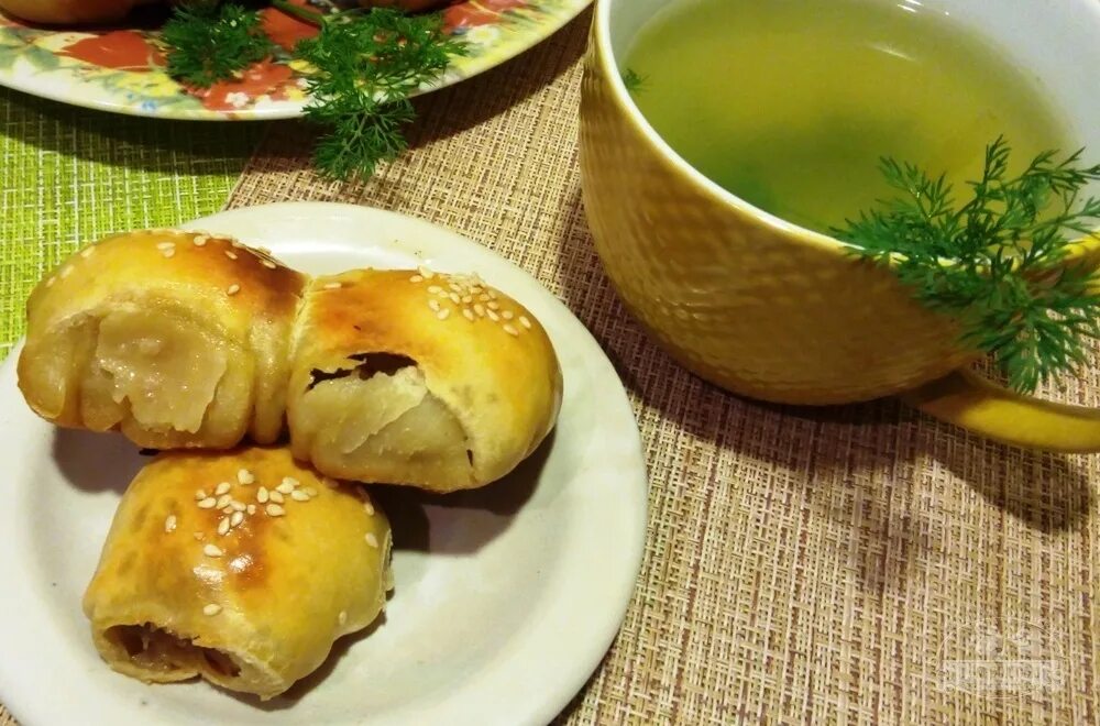 Кусочки теста в бульоне. Бульон с вак беляшом. Суп с клецками. Бульон в тесте. Бульон в тесте.