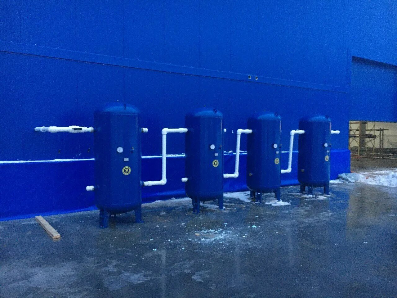 Труба подачи сжатого воздуха. Магистраль сжатого воздуха. Трубопроводы сжатого воздуха от компрессора. Магистраль сжатого воздуха. Магистраль сжатого воздуха.