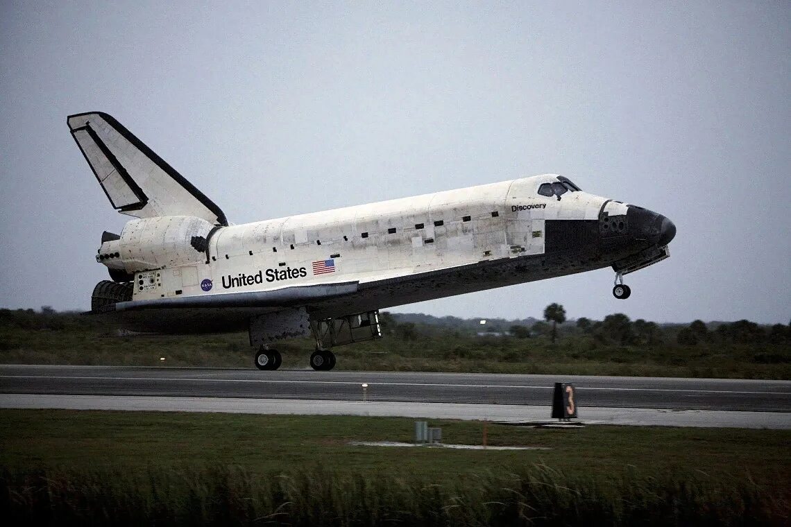 Челнок 5 букв. Космический челнок Дискавери. Спейс шаттл Дискавери. STS-116. Шаттл Дискавери посадка.