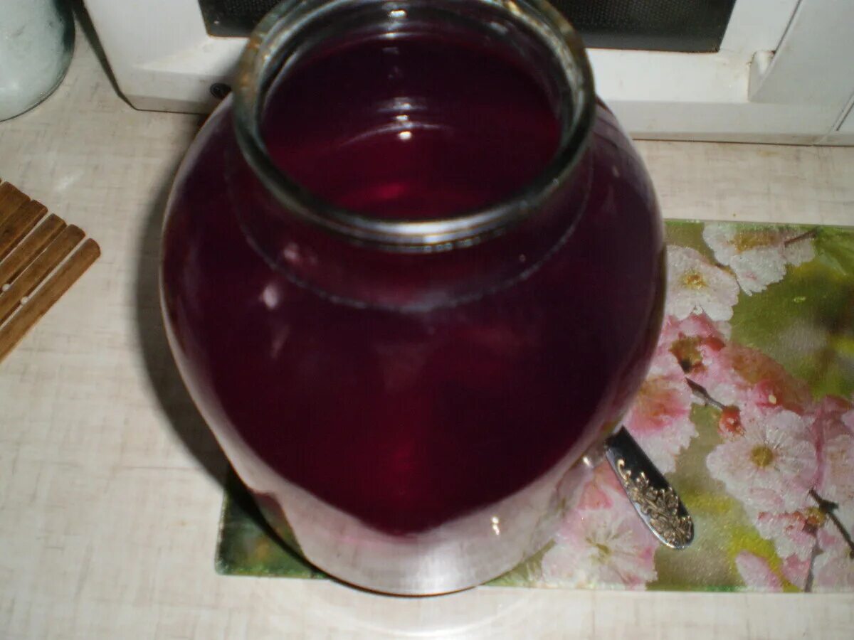 Марганцовкой обработать сливу. Марганцовка для морковки. Сад и огород полезные советы. Можно ли поливать лук марганцовкой. Марганцовка для сада и огорода.