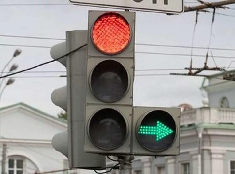 Сколько горит красный сигнал светофора. Светофор со стрелкой. Светофор с доп секцией. Зеленая стрелка светофора. Светофор с дополнительной секцией направо.