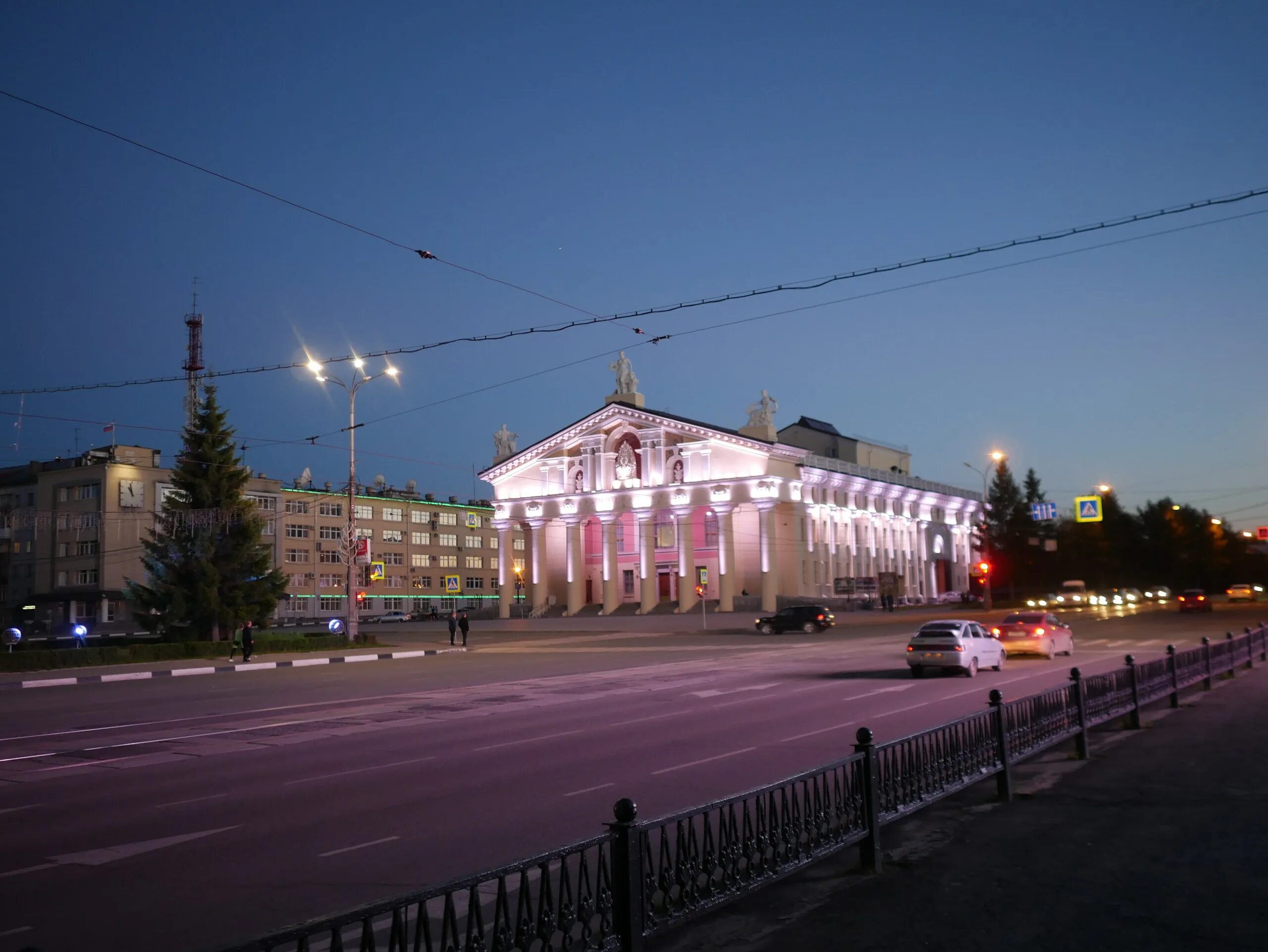 Улицы город нижний тагил. Нижний Тагил площадь города. Нижний Тагил центр города. Центральная площадь Нижний Тагил. Театральная площадь Нижний Тагил.